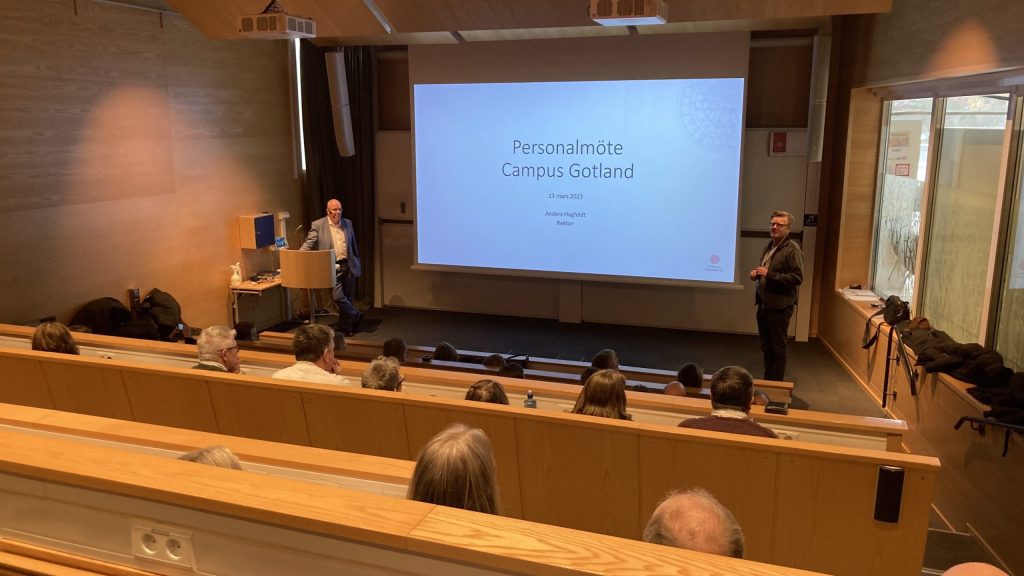Vice-Chancellor Anders Hagfeldt and Adviser to the Vice-Chancellor Olle Jansson holding a presentation.